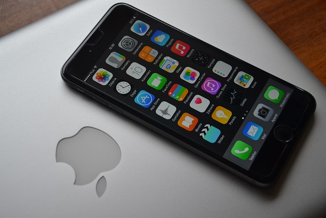 IPhone je velice populární.